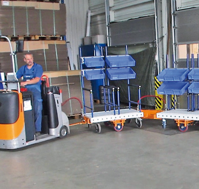 Innerbetriebliches Transportsystem Elektroschlepper Routenzug